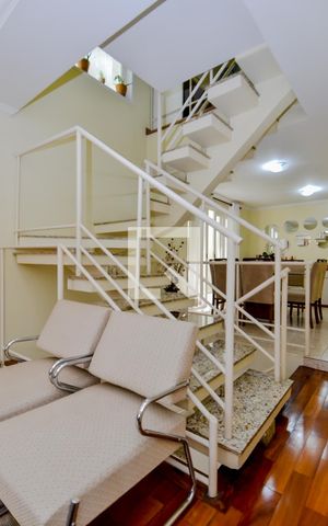 Casa à venda com 190m², 3 quartos e 3 vagasEscada Sala/Quartos