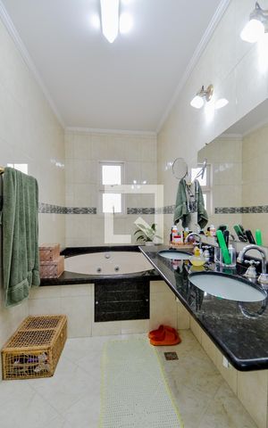 Casa à venda com 190m², 3 quartos e 3 vagasBanheiro da Suíte