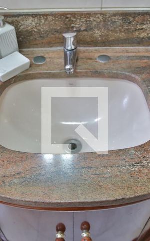 Apartamento para alugar com 73m², 2 quartos e 1 vagaDetalhe do Banheiro
