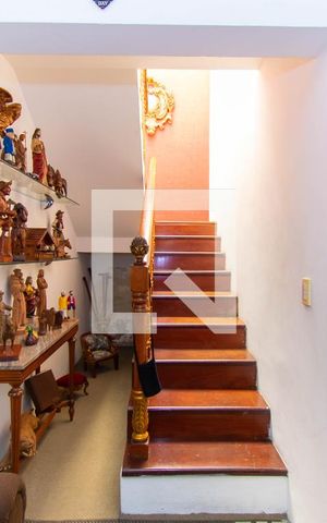 Casa à venda com 288m², 3 quartos e 2 vagas Casa à venda com 288m², 3 quartos e 2 vagasEscada