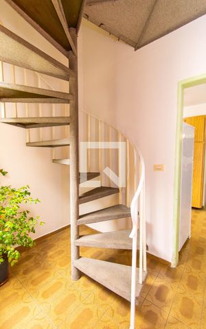 Casa à venda com 288m², 3 quartos e 2 vagas Casa à venda com 288m², 3 quartos e 2 vagasEscada