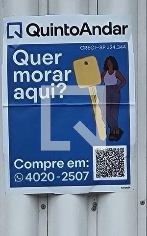 Casa à venda com 200m², 2 quartos e 2 vagas Casa à venda com 200m², 2 quartos e 2 vagasPlaquinha instalada no portão do imóvel