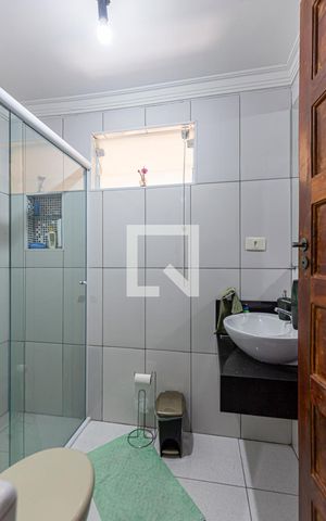 Casa à venda com 200m², 2 quartos e 2 vagas Casa à venda com 200m², 2 quartos e 2 vagasBanheiro