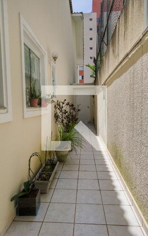 Casa de condomínio à venda com 260m², 4 quartos e 4 vagas Casa de condomínio à venda com 260m², 4 quartos e 4 vagasQuintal lateral