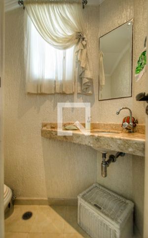 Casa de condomínio à venda com 260m², 4 quartos e 4 vagas Casa de condomínio à venda com 260m², 4 quartos e 4 vagasLavabo