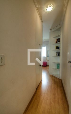 Casa de condomínio à venda com 260m², 4 quartos e 4 vagas Casa de condomínio à venda com 260m², 4 quartos e 4 vagasQuarto 3 - Closet