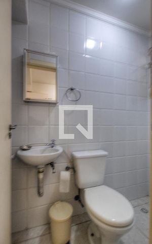 Casa de condomínio à venda com 260m², 4 quartos e 4 vagas Casa de condomínio à venda com 260m², 4 quartos e 4 vagasBanheiro de Serviço