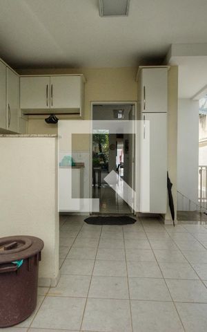 Casa de condomínio à venda com 260m², 4 quartos e 4 vagas Casa de condomínio à venda com 260m², 4 quartos e 4 vagasÁrea de Serviço - Quintal