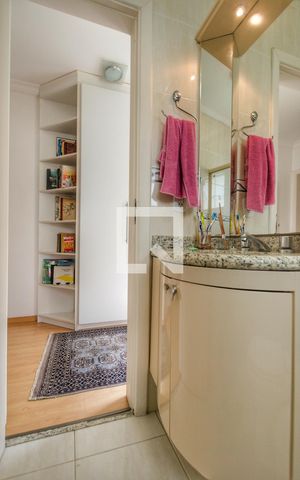 Casa de condomínio à venda com 260m², 4 quartos e 4 vagas Casa de condomínio à venda com 260m², 4 quartos e 4 vagasBanheiro