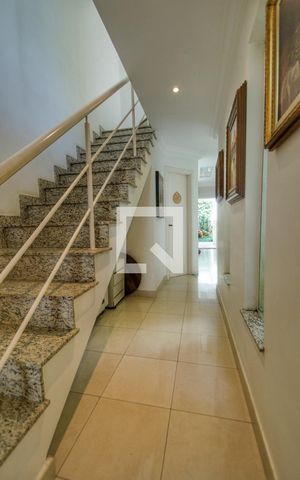 Casa de condomínio à venda com 260m², 4 quartos e 4 vagas Casa de condomínio à venda com 260m², 4 quartos e 4 vagasCorredor