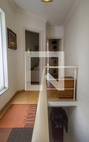 Casa de condomínio à venda com 260m², 4 quartos e 4 vagas Casa de condomínio à venda com 260m², 4 quartos e 4 vagasCorredor do quarto