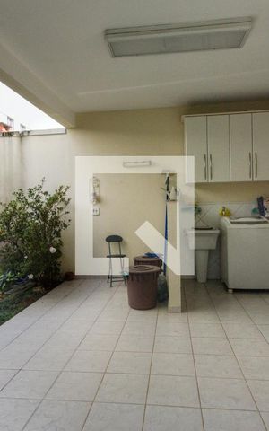 Casa de condomínio à venda com 260m², 4 quartos e 4 vagas Casa de condomínio à venda com 260m², 4 quartos e 4 vagasÁrea de Serviço - Quintal