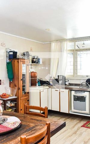Casa à venda com 400m², 5 quartos e 4 vagas Casa à venda com 400m², 5 quartos e 4 vagasCozinha