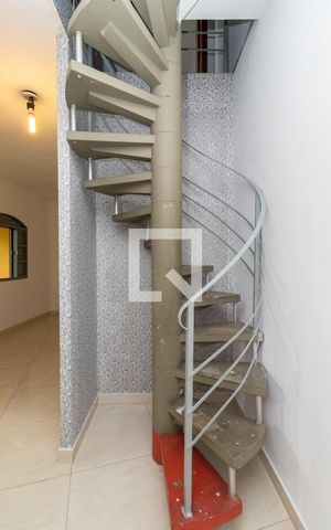Casa à venda com 180m², 5 quartos e 3 vagas Casa à venda com 180m², 5 quartos e 3 vagasEscada - Casa 2