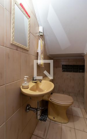 Casa à venda com 180m², 5 quartos e 3 vagas Casa à venda com 180m², 5 quartos e 3 vagasLavabo