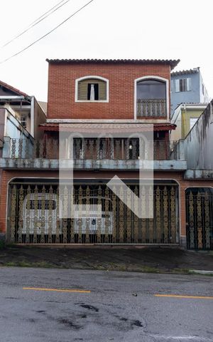 Casa à venda com 180m², 5 quartos e 3 vagas Casa à venda com 180m², 5 quartos e 3 vagasFachada