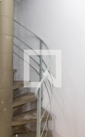 Casa à venda com 180m², 5 quartos e 3 vagas Casa à venda com 180m², 5 quartos e 3 vagasEscada - Casa 2