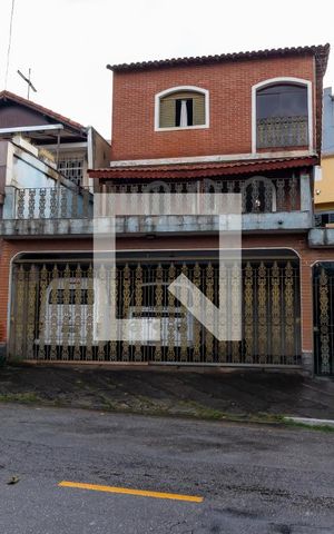 Casa à venda com 180m², 5 quartos e 3 vagas Casa à venda com 180m², 5 quartos e 3 vagasFachada