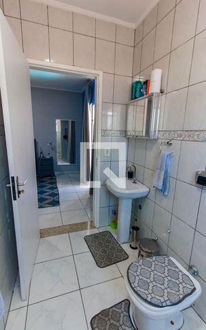 Casa à venda com 305m², 5 quartos e 5 vagas Casa à venda com 305m², 5 quartos e 5 vagasBanheiro da Suíte 2