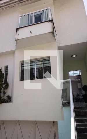 Casa para alugar com 121m², 2 quartos e 4 vagas Casa para alugar com 121m², 2 quartos e 4 vagasFachada