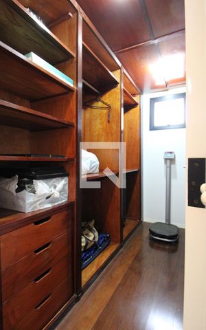 Apartamento para alugar com 270m², 4 quartos e 5 vagasCloset da suíte 1 