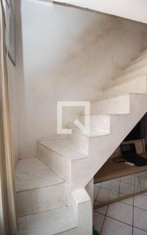Casa à venda com 320m², 5 quartos e 1 vaga Casa à venda com 320m², 5 quartos e 1 vagaCasa 2 - Escada