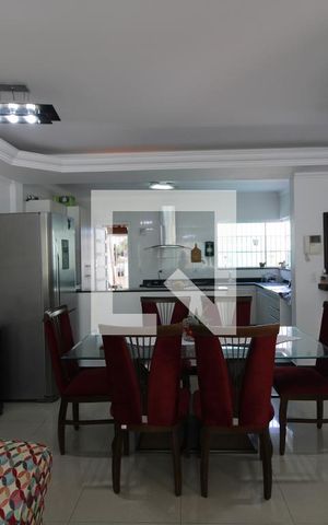 Casa à venda com 289m², 4 quartos e 2 vagasSala