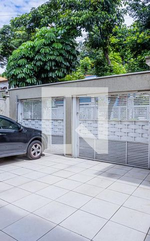 Casa à venda com 214m², 4 quartos e 3 vagas Casa à venda com 214m², 4 quartos e 3 vagasGaragem