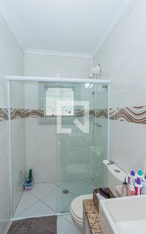 Casa à venda com 214m², 4 quartos e 3 vagas Casa à venda com 214m², 4 quartos e 3 vagasBanheiro social