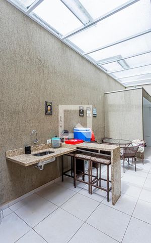 Casa à venda com 214m², 4 quartos e 3 vagas Casa à venda com 214m², 4 quartos e 3 vagasQuintal e churrasqueira