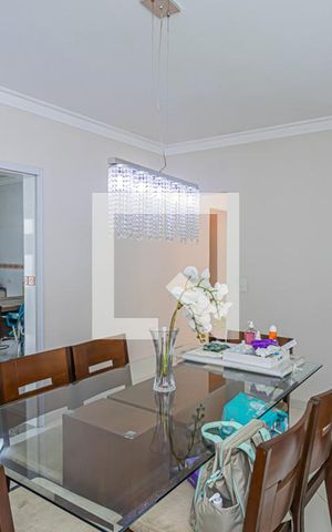Casa à venda com 214m², 4 quartos e 3 vagas Casa à venda com 214m², 4 quartos e 3 vagasSala de Jantar