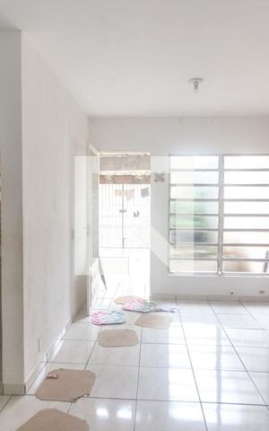 Casa à venda com 147m², 2 quartos e 2 vagas Casa à venda com 147m², 2 quartos e 2 vagasSala de estar