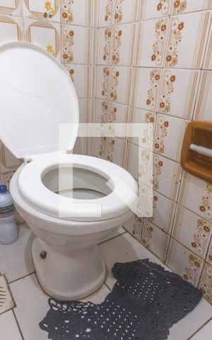 Casa à venda com 147m², 2 quartos e 2 vagas Casa à venda com 147m², 2 quartos e 2 vagasBanheiro social