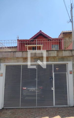 Casa à venda com 200m², 3 quartos e 2 vagas Casa à venda com 200m², 3 quartos e 2 vagasFachada