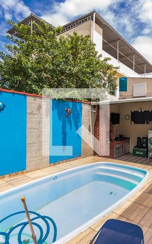 Casa à venda com 100m², 3 quartos e 2 vagas Casa à venda com 100m², 3 quartos e 2 vagasPiscina