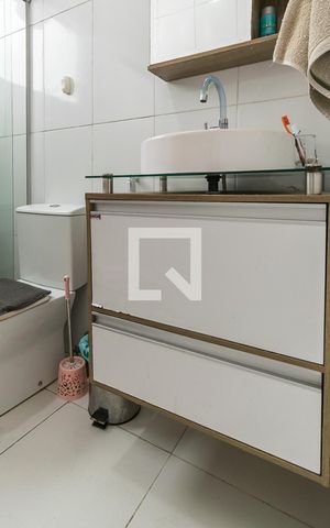 Casa à venda com 100m², 3 quartos e 2 vagas Casa à venda com 100m², 3 quartos e 2 vagasBanheiro 2