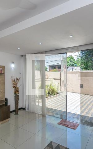 Casa à venda com 100m², 3 quartos e 2 vagas Casa à venda com 100m², 3 quartos e 2 vagasSala