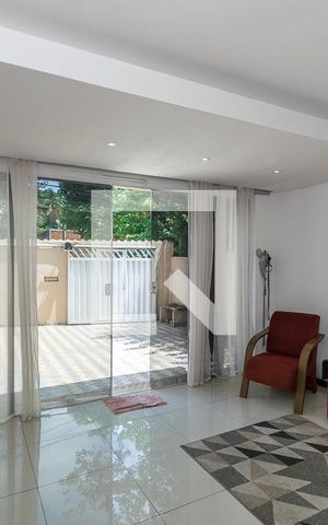 Casa à venda com 100m², 3 quartos e 2 vagas Casa à venda com 100m², 3 quartos e 2 vagasSala