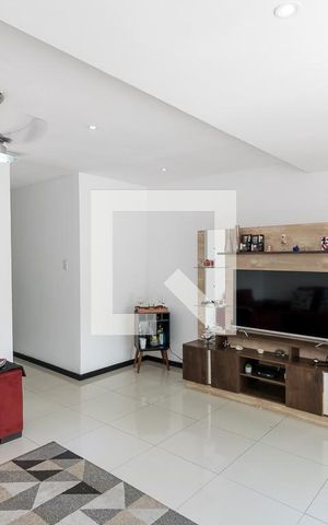 Casa à venda com 100m², 3 quartos e 2 vagas Casa à venda com 100m², 3 quartos e 2 vagasSala