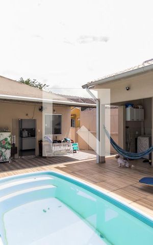 Casa à venda com 100m², 3 quartos e 2 vagas Casa à venda com 100m², 3 quartos e 2 vagasPiscina