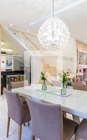 Casa de condomínio à venda com 316m², 4 quartos e 3 vagasSala