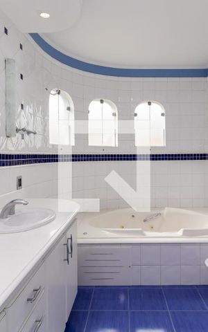 Casa à venda com 500m², 4 quartos e 3 vagas Casa à venda com 500m², 4 quartos e 3 vagasBanheiro da Suíte 1