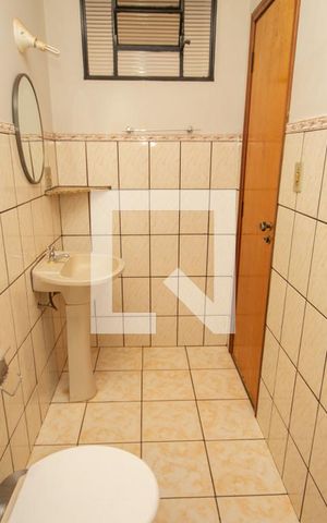 Casa para alugar com 250m², 4 quartos e 2 vagas Casa para alugar com 250m², 4 quartos e 2 vagasBanheiro da Suíte 2