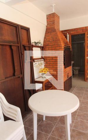 Casa à venda com 254m², 4 quartos e 6 vagas Casa à venda com 254m², 4 quartos e 6 vagasvaranda