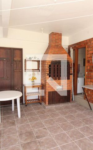 Casa à venda com 254m², 4 quartos e 6 vagas Casa à venda com 254m², 4 quartos e 6 vagasvaranda