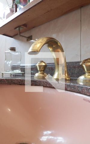 Casa à venda com 255m², 5 quartos e 2 vagasBanheiro