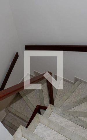 Casa de condomínio à venda com 110m², 4 quartos e 1 vaga Casa de condomínio à venda com 110m², 4 quartos e 1 vagaEscada