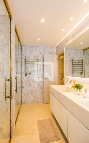 Apartamento à venda com 376m², 3 quartos e 4 vagas Apartamento à venda com 376m², 3 quartos e 4 vagasBanheiro da Suíte