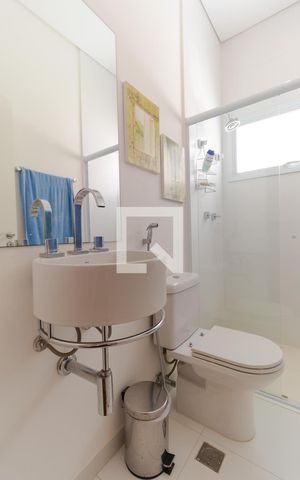 Casa de condomínio à venda com 690m², 4 quartos e 3 vagas Casa de condomínio à venda com 690m², 4 quartos e 3 vagasBanheiro da Suíte 04