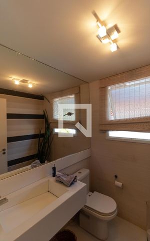 Casa de condomínio à venda com 690m², 4 quartos e 3 vagas Casa de condomínio à venda com 690m², 4 quartos e 3 vagasLavabo